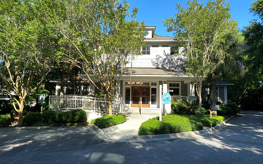 Outside view of the Mount Plesant South Carolina dental office of cosmetic dentist Virginia Gregory, DMD